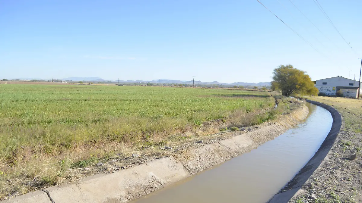 Agua canal riego