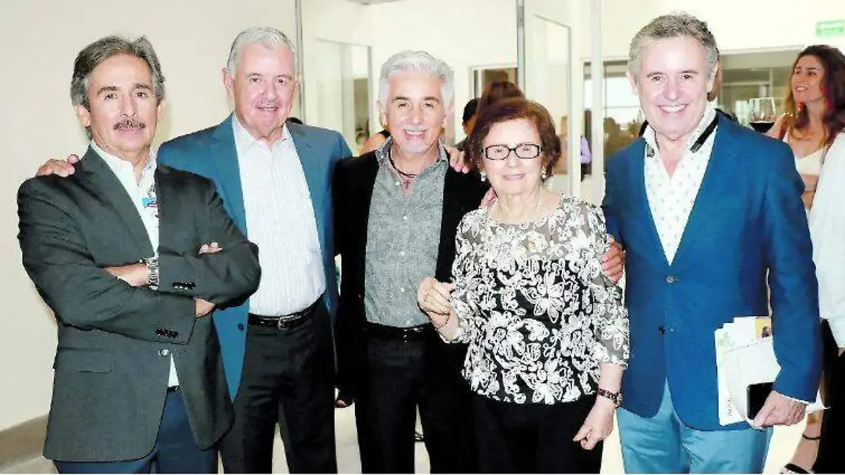 HÉCTOR MARES CON SU FAMILIA