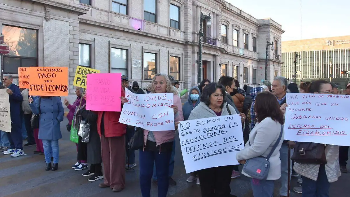 Protestan maestros jubilados de la UACH