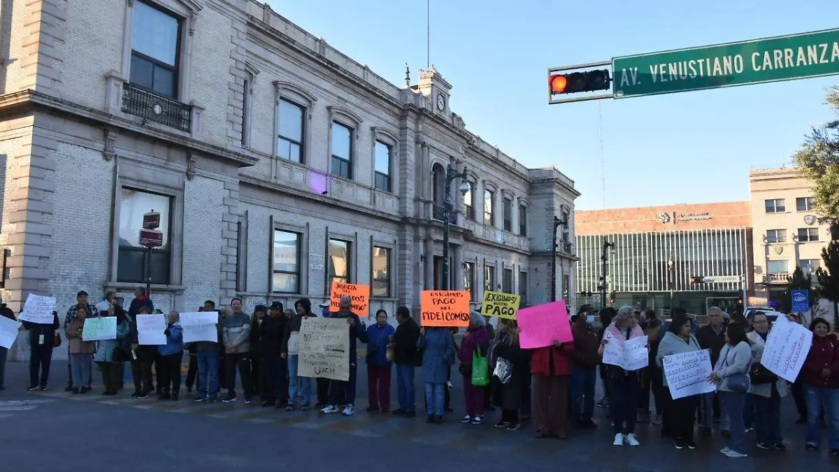 Protestan maestros jubilados de la UACH