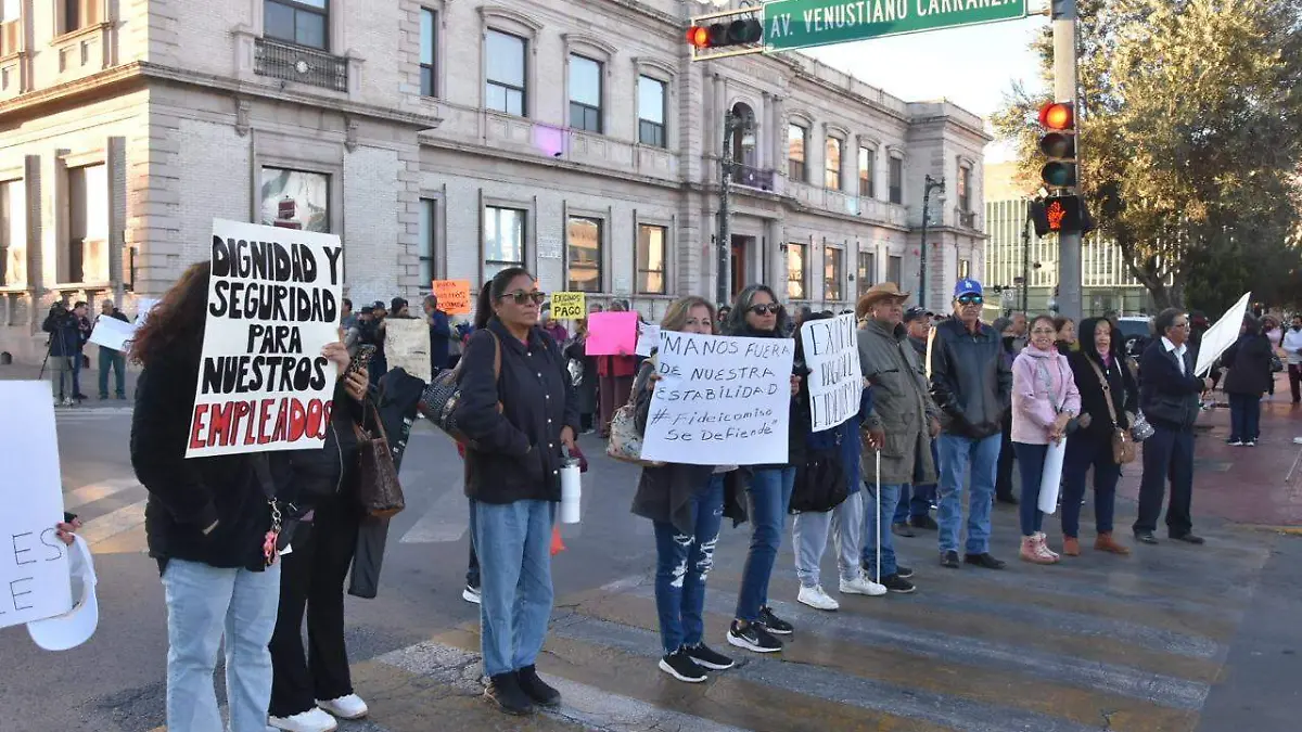 Protestan maestros jubilados de la UACH