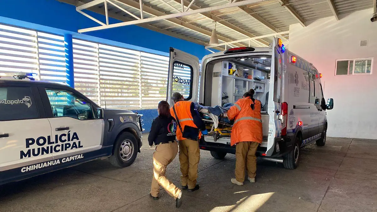 Movilización herido bala paramédicos ambulancia hospital 