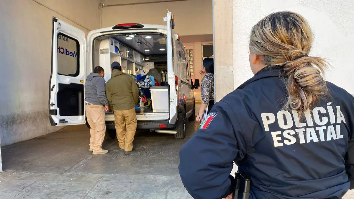 Movilización herido bala ambulancia paramédicos policía 