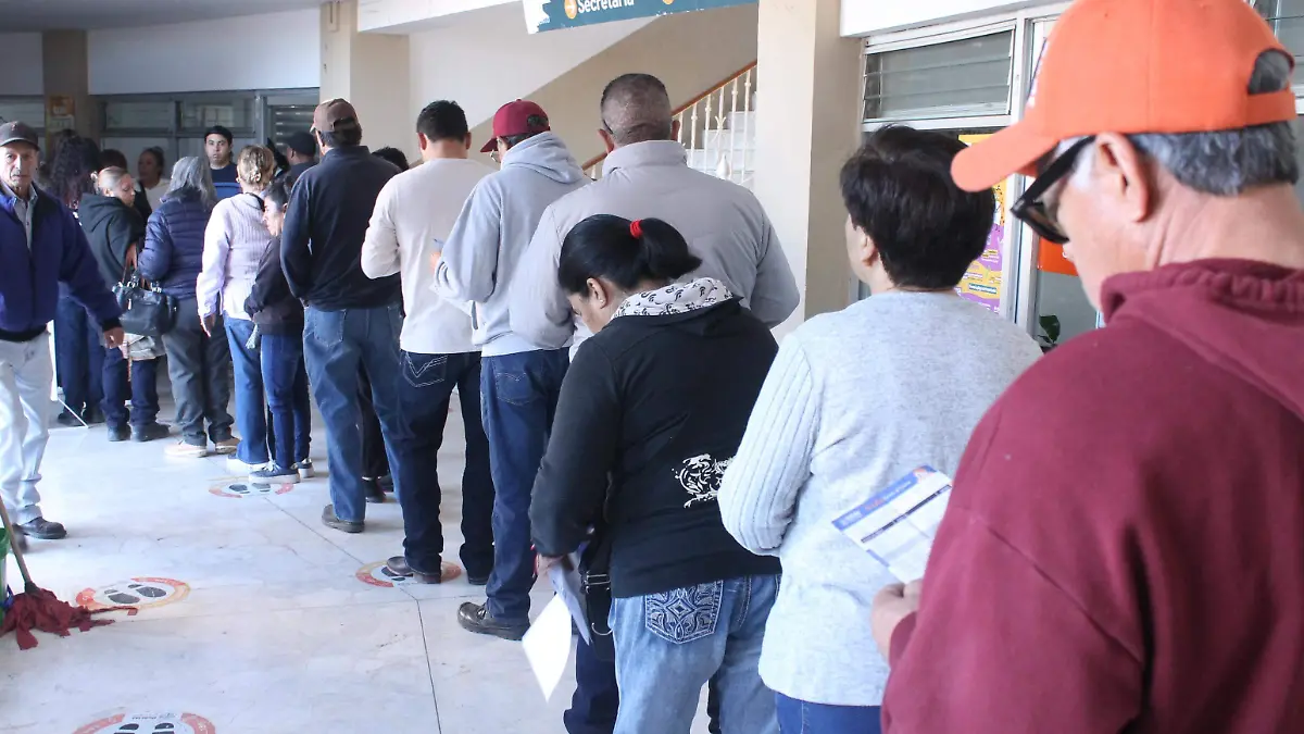 Contribuyentes fila pago