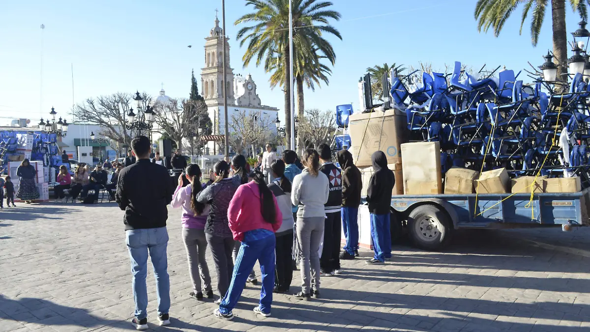 Alumnos mobiliario plaza