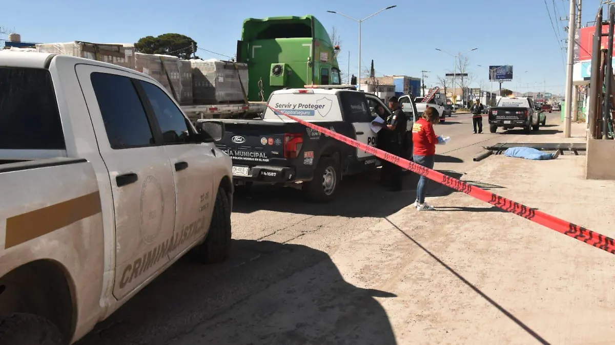 Muere trabajador tras caerle barandal  (2)