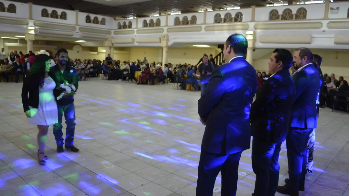 Boda colectiva autoridades