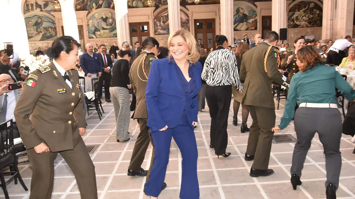 Gobernadora pone a bailar a militares_patio central (10)