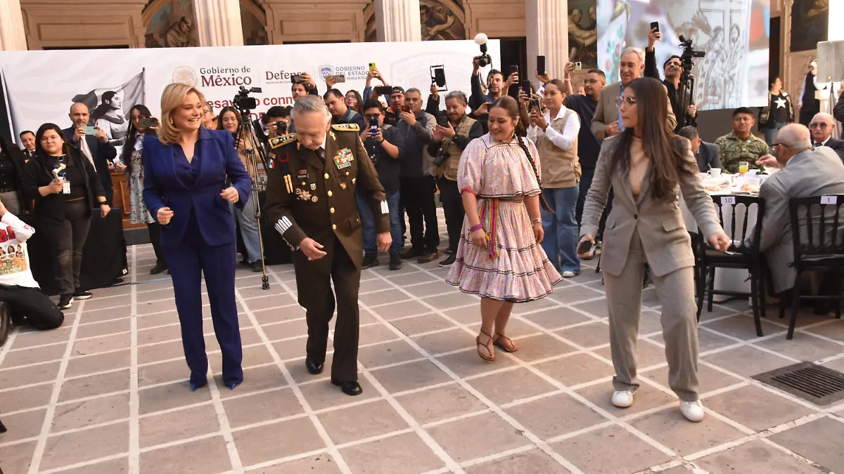 Gobernadora pone a bailar a militares_patio central