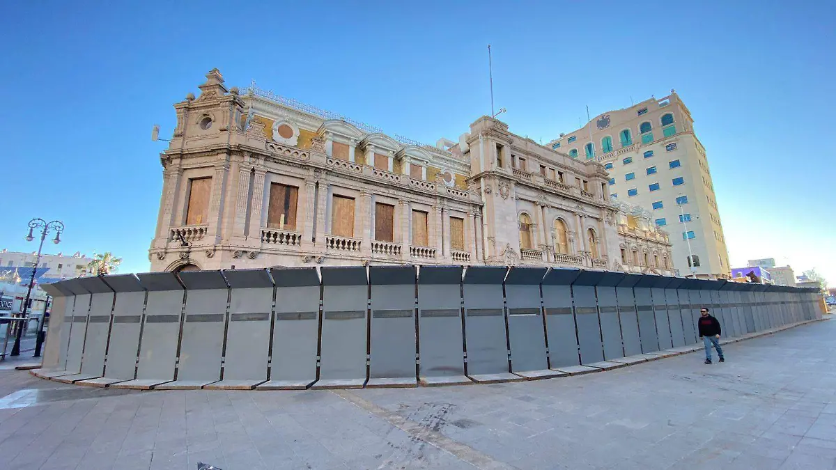 BLINDAN EDIFICIOS DEL CENTRO PREVIO A MARCHA DEL 8M