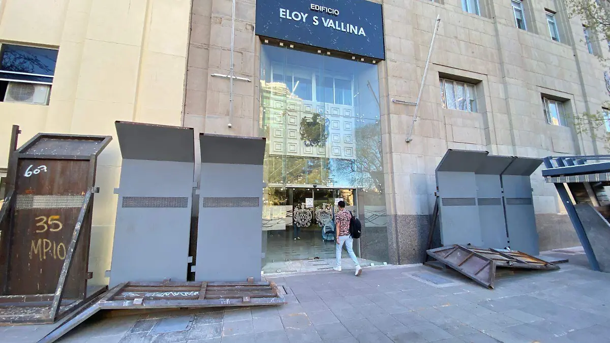 BLINDAN EDIFICIOS DEL CENTRO PREVIO A MARCHA DEL 8M