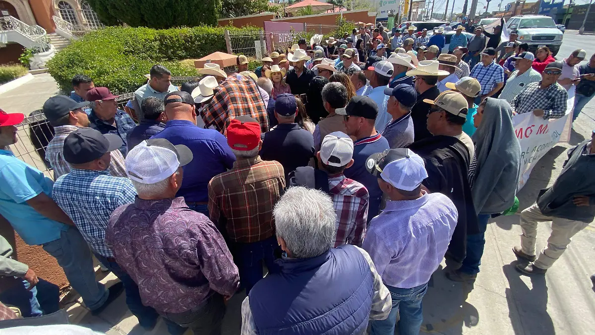 Se manifiestan campesinos _ oficinas de Bienestar 