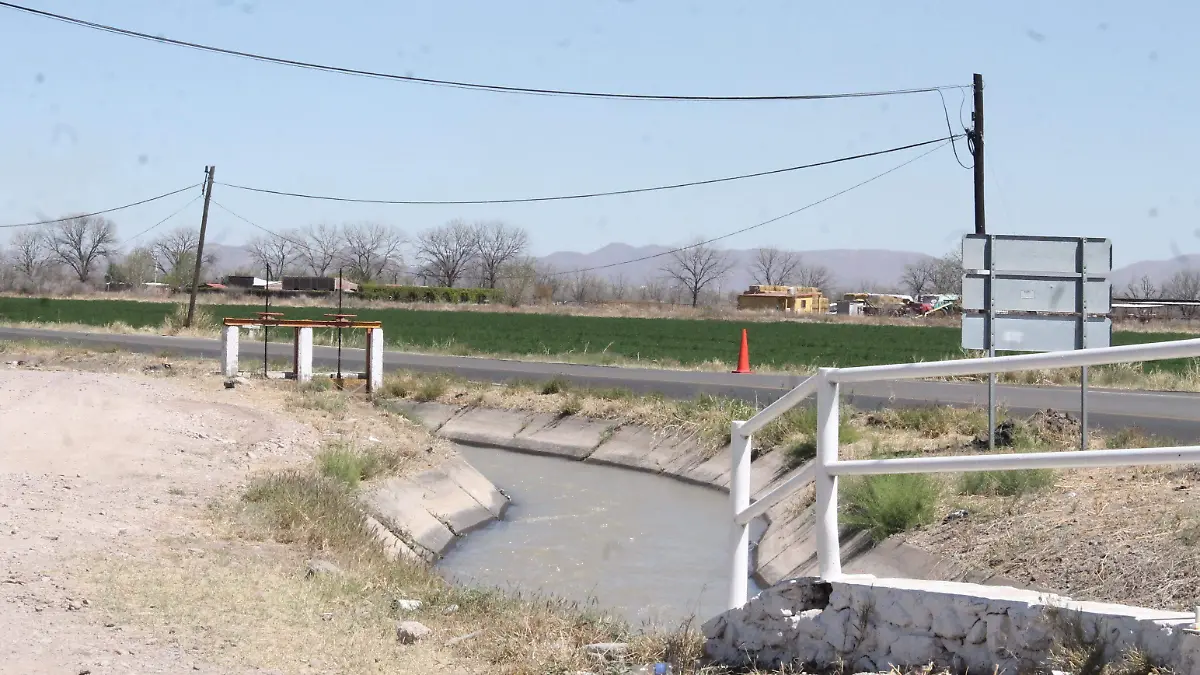 Canal agua riego