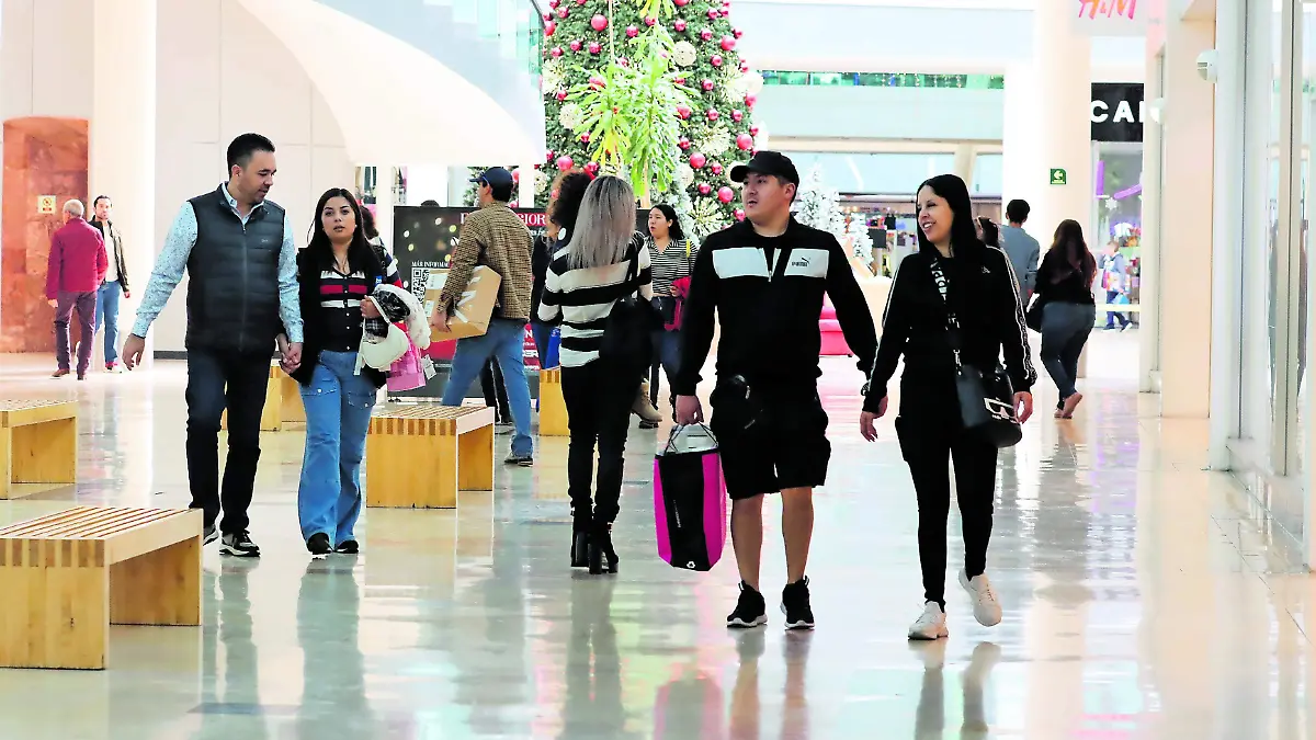 Gente de Compras en Fashion Mall - ma_CMYK