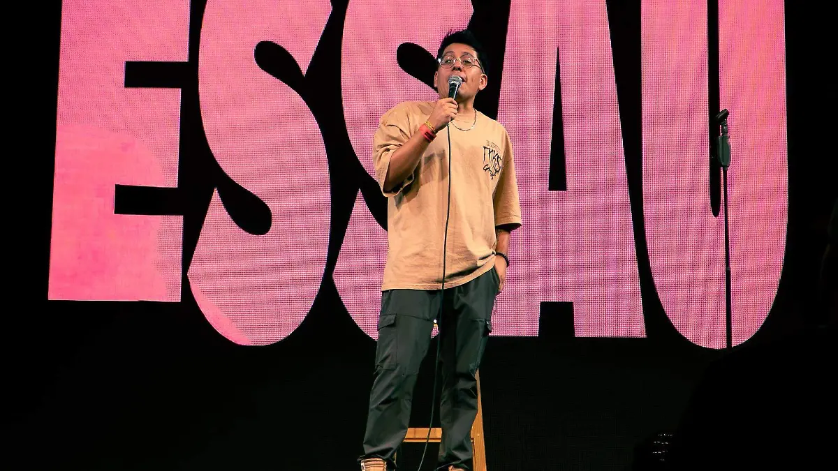 FOTO FACEBOOK ESAAU SAYAS STAND UP