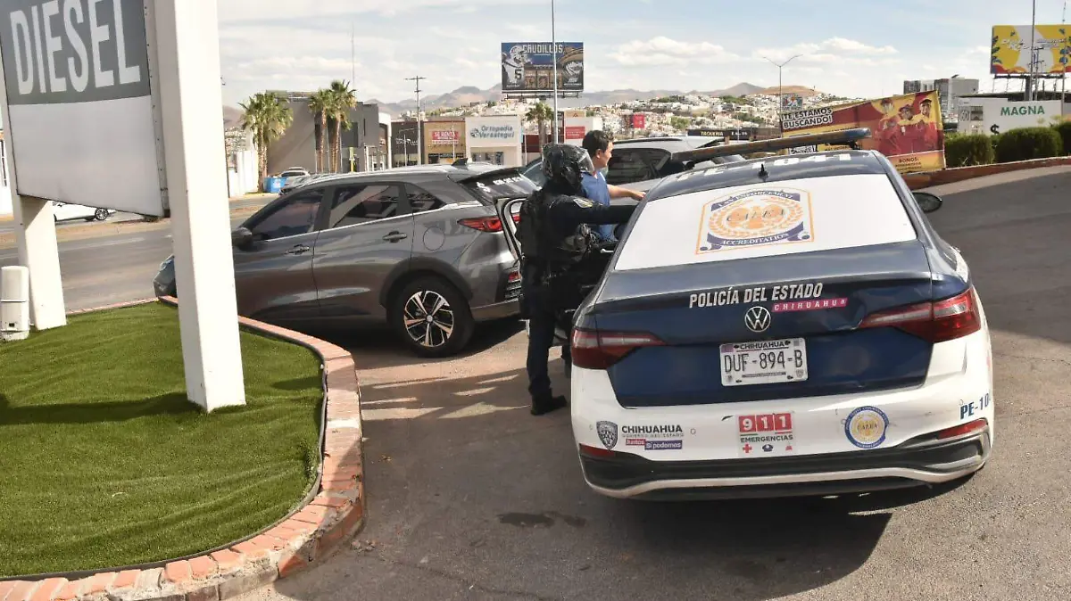 Sujetos armados balean camioneta en el periférico de la Juventud