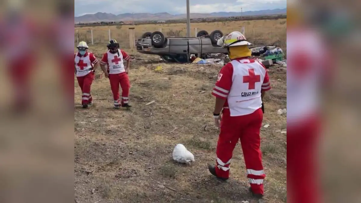 Muere mujer en volcadura