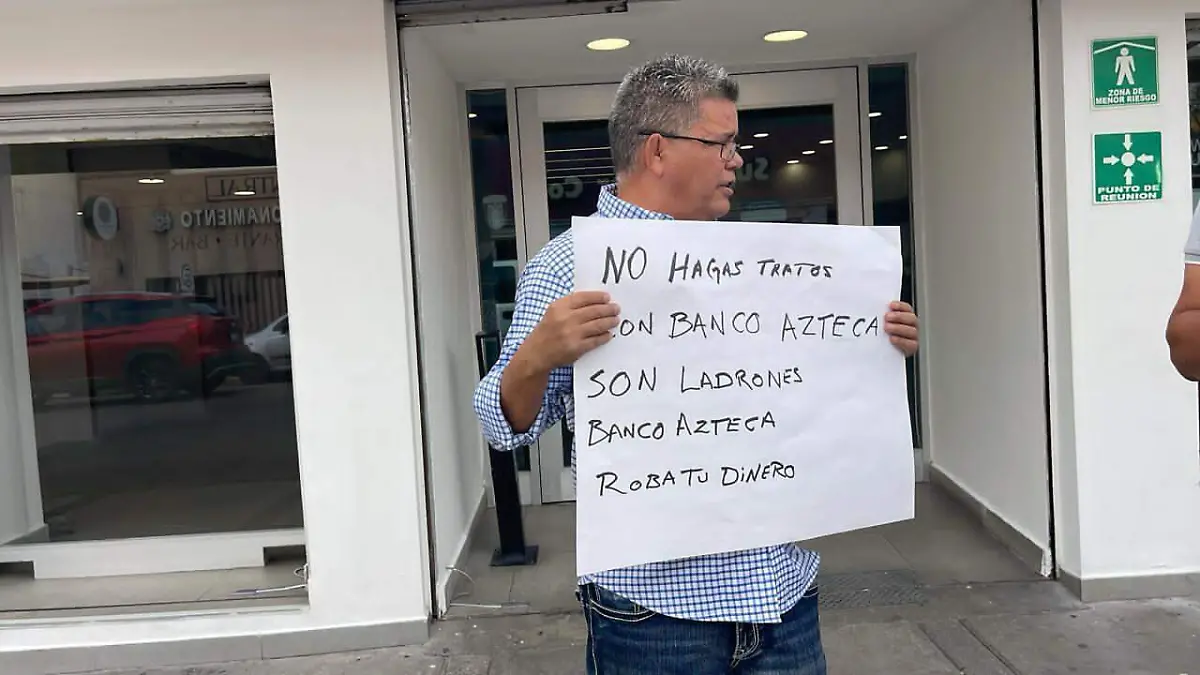 Acusa a Banco Azteca