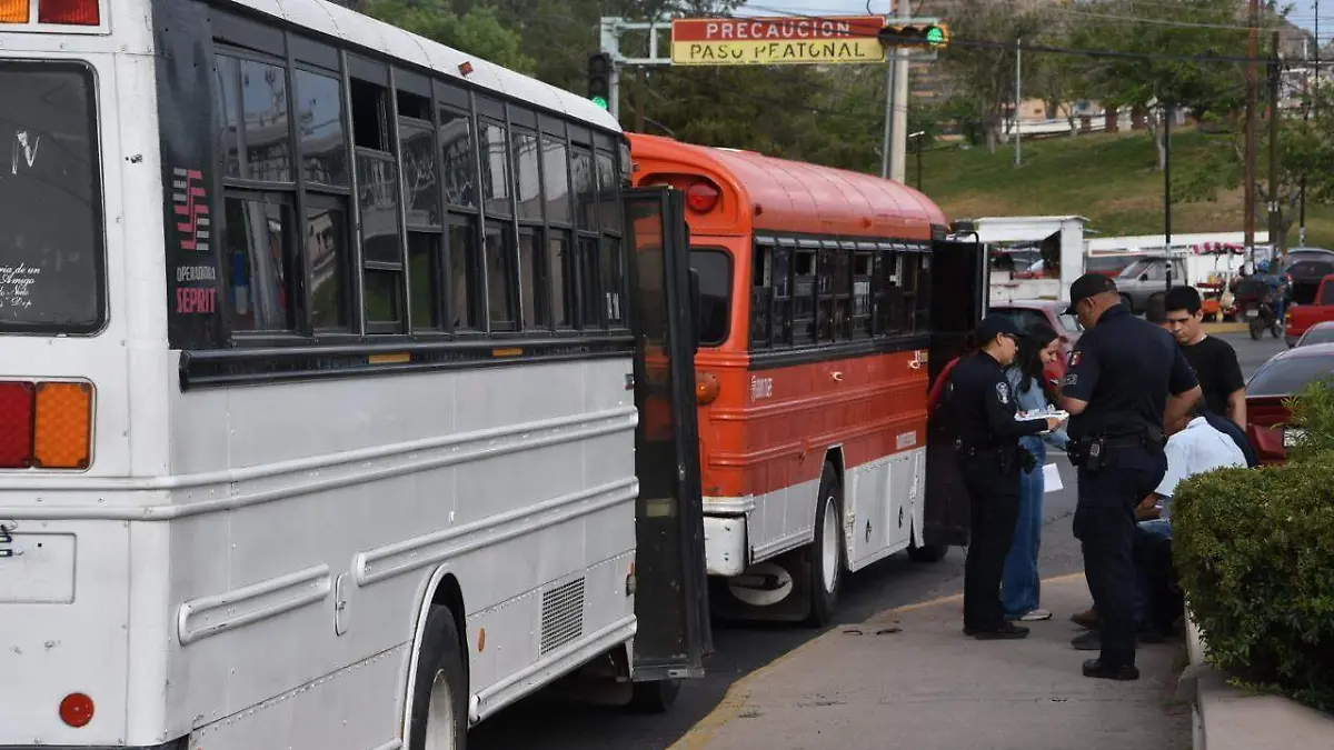 Choque de camiones de pasajeros