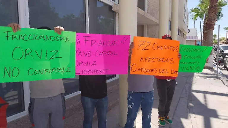 Manifestantes afuera del Centro Cultural