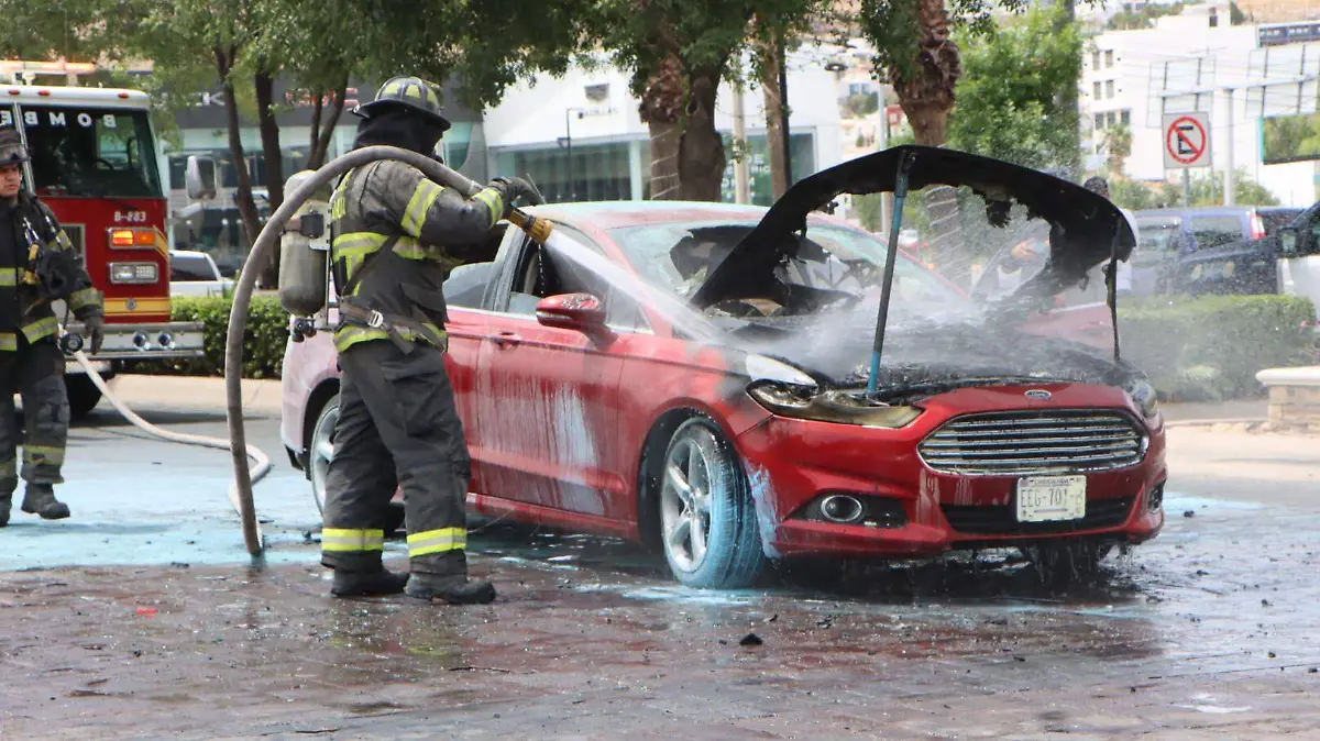 Incendio de carro en el D1