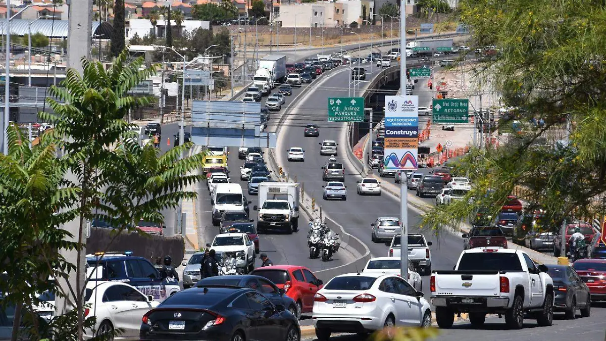 Dompe pierde llanta en el periferico (1)