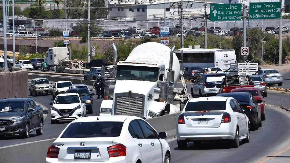 Dompe pierde llanta en el periferico (2)