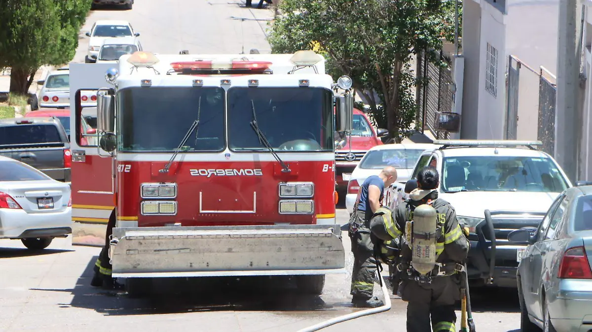 Bombera en incendio de vivienda