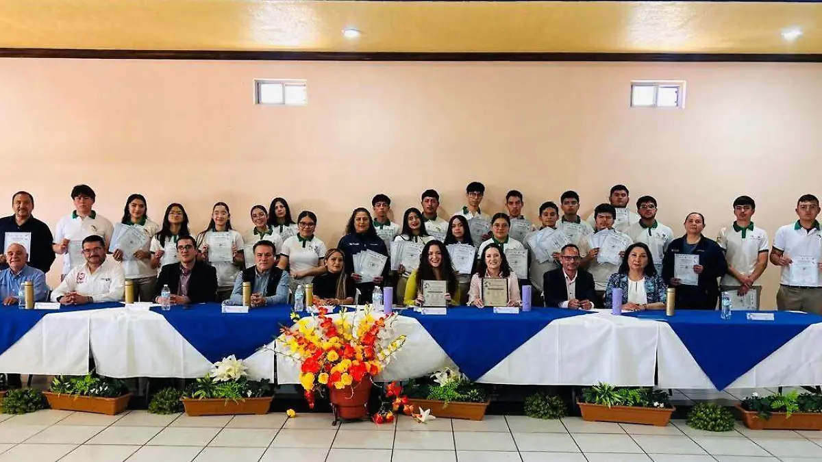graduacion “Poniente STEM”