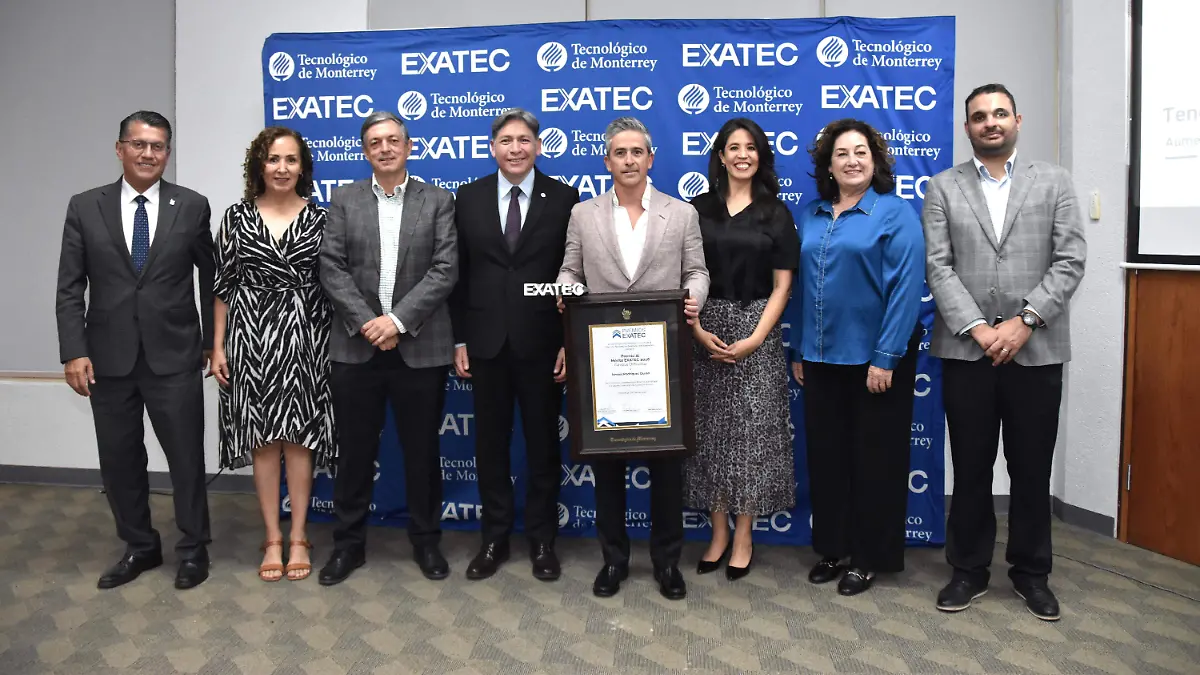 PRINCIPAL Autoridades del Tec con Ismael Rodríguez