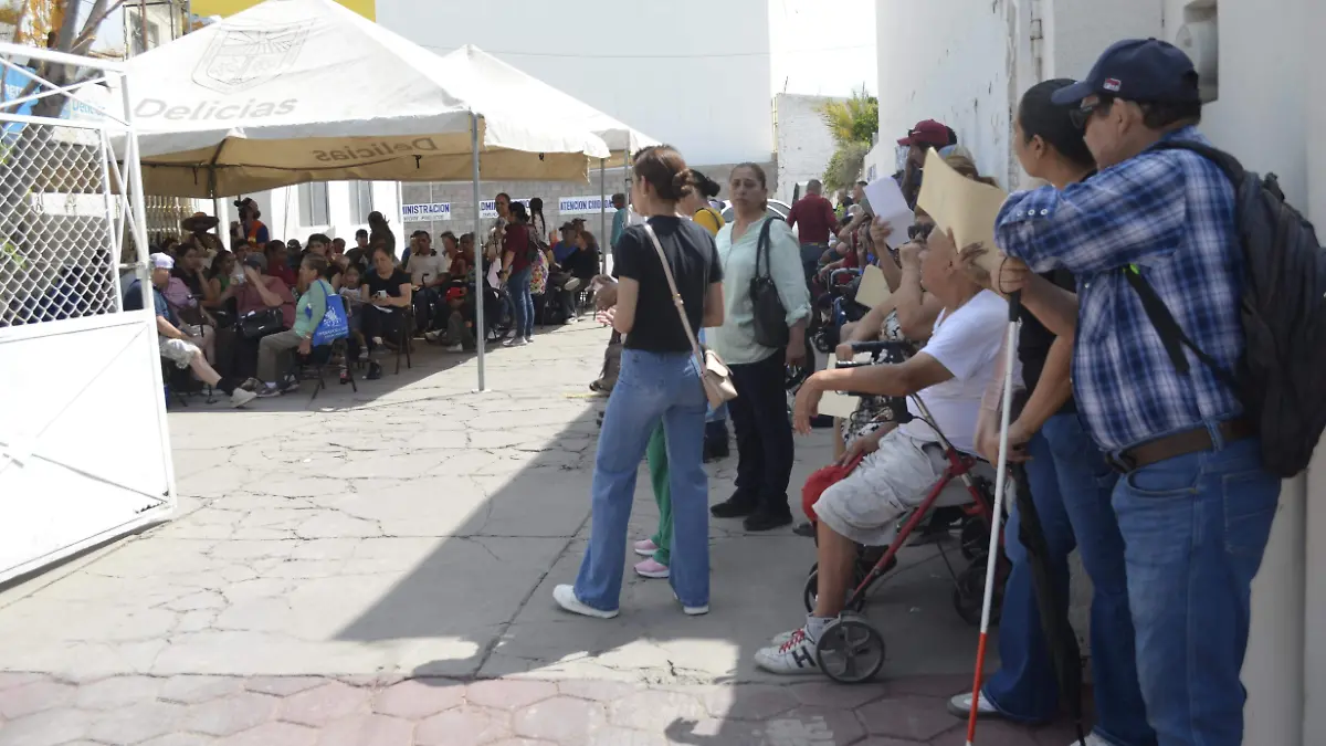 Fila de solicitantes Delicias