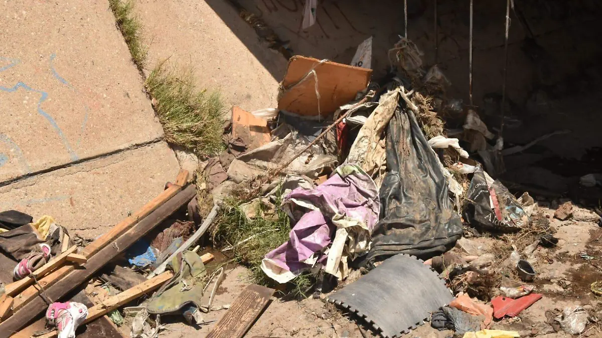Basura y escombro en puenta de la Infonavit Nacional (2)