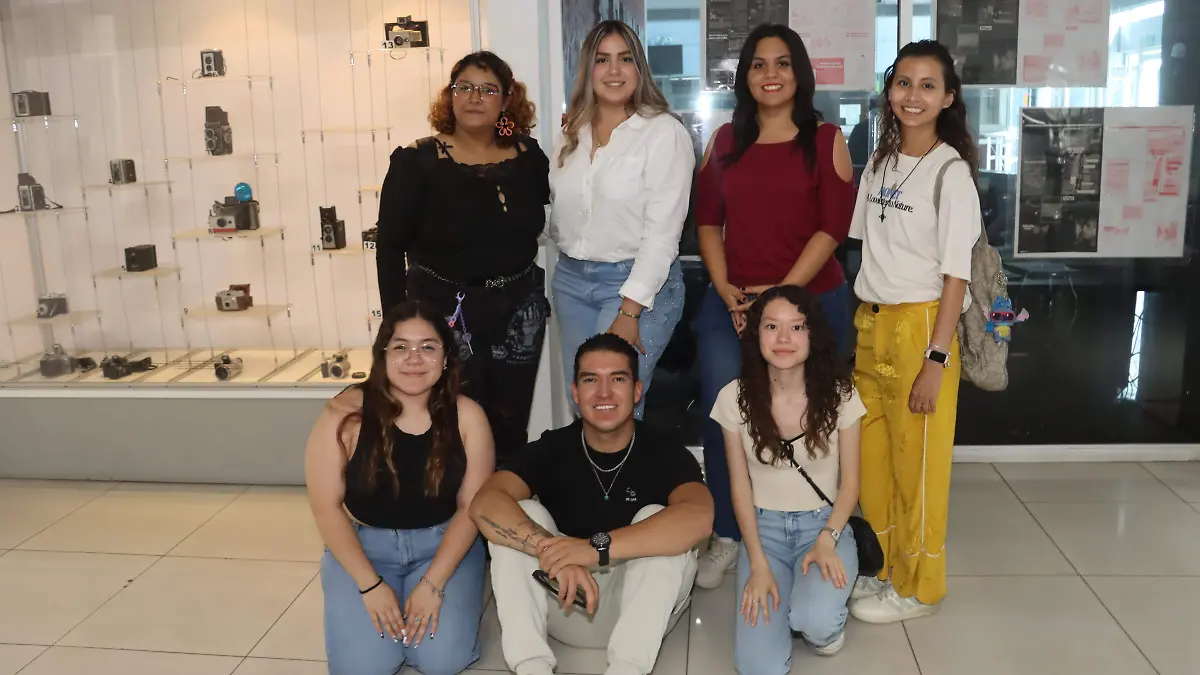 PRINCIPAL Estudiantes de Diseño Gráfico con su maestra