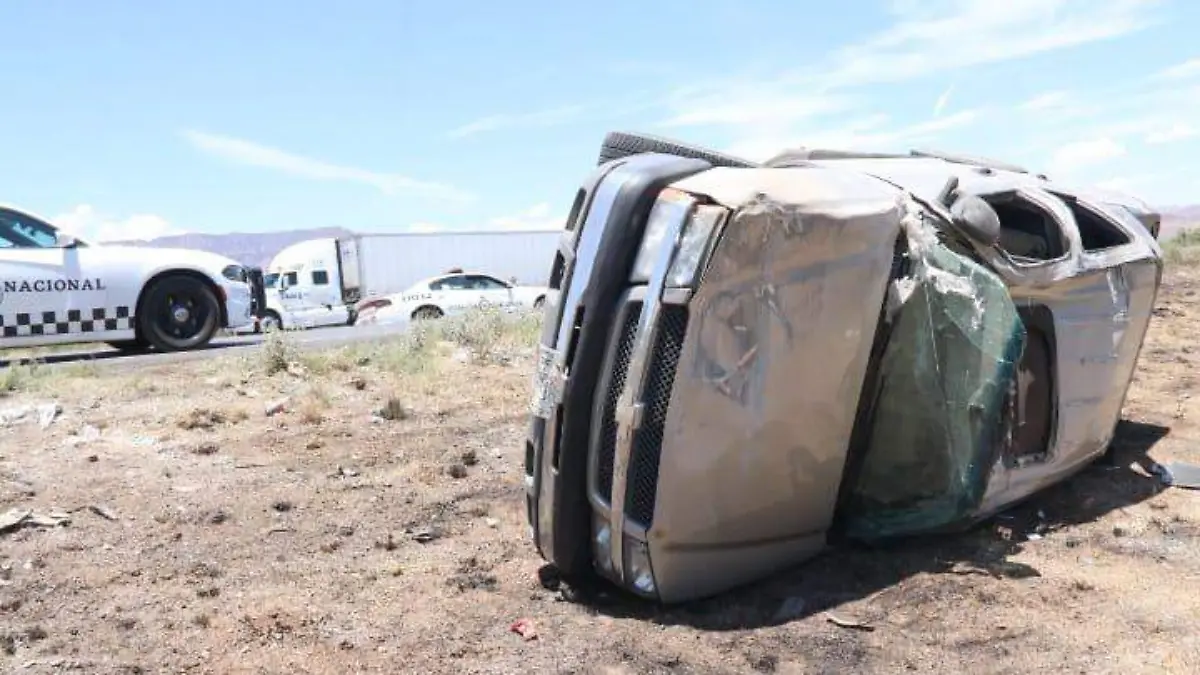 Vuelca camioneta en la carretera a Juárez (2)