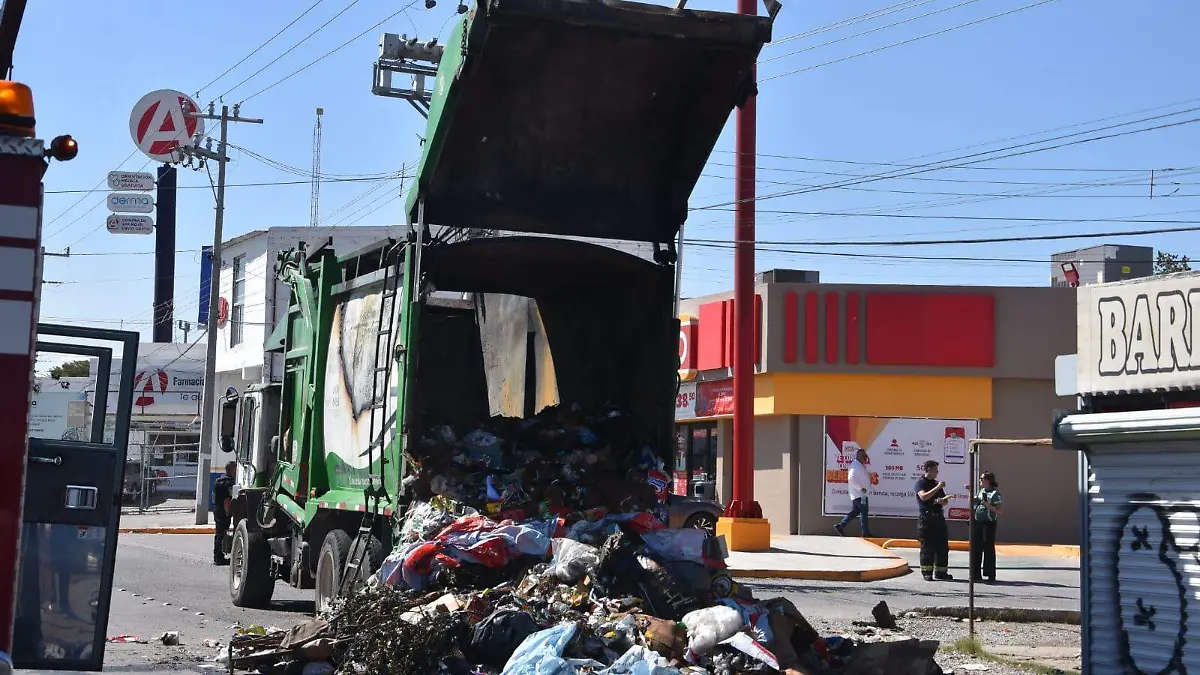 Arde camión de basura (2)