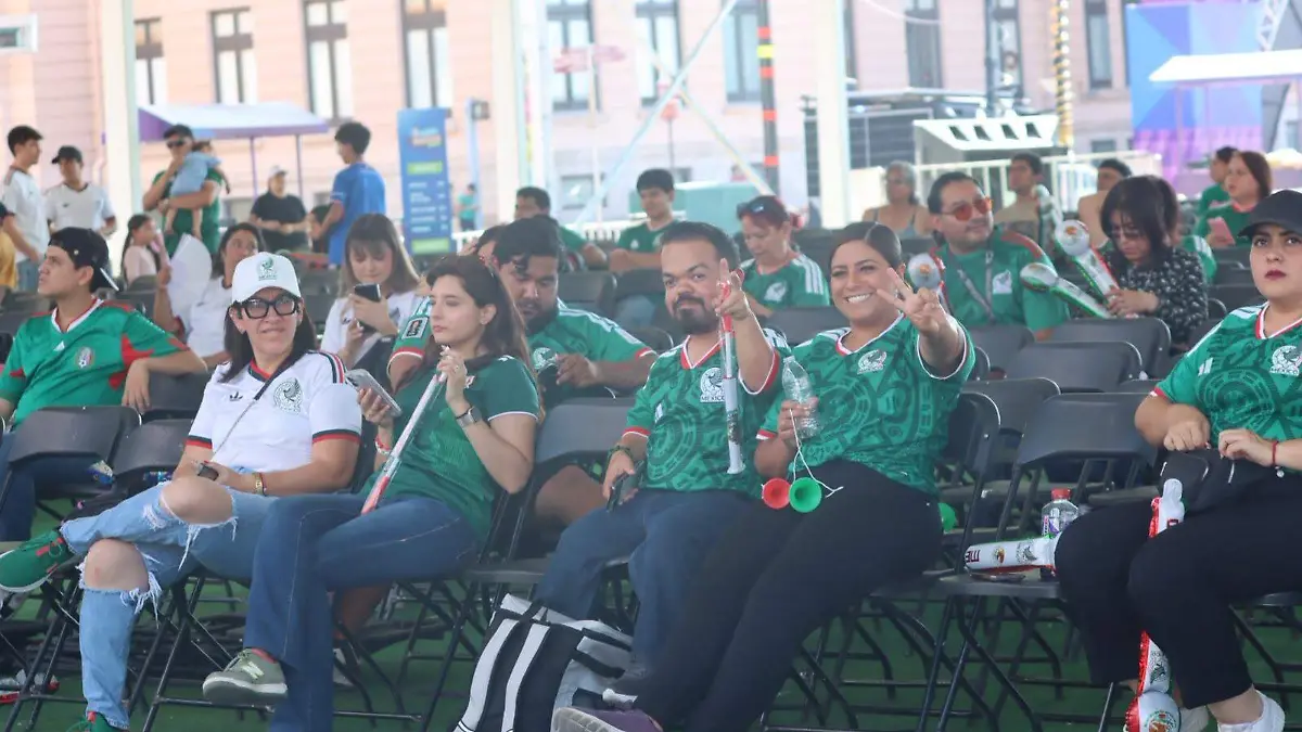 Gente reunida para ver el partido en el Fan Fest (1)