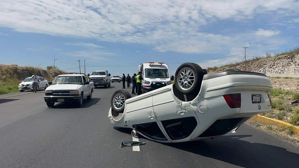 Volcadura en la carretera a Juárez (2)