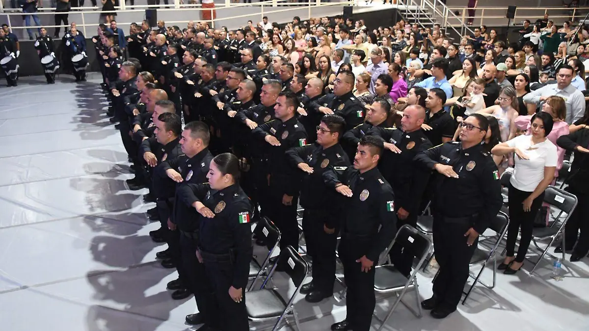 Ascienden 65 policías municipales (2)