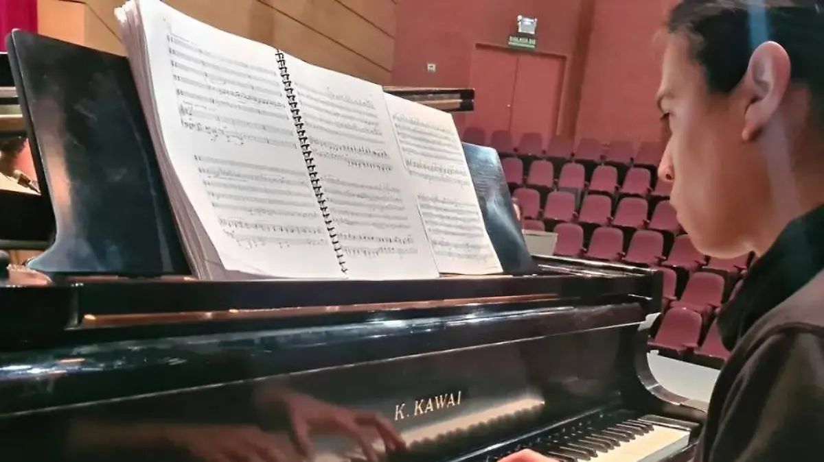 FOTO FACEBOOK ARMANDO TARANGO PIANISTA (1)