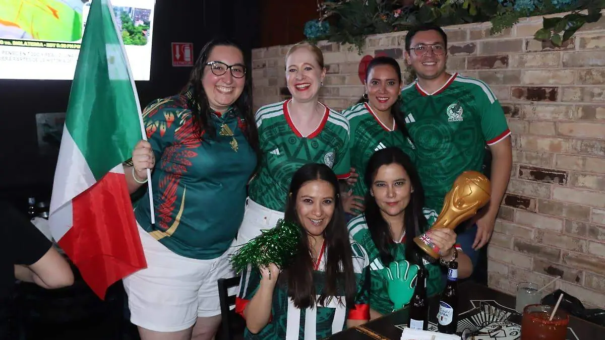  Bares llenos con afición mexicana (2)