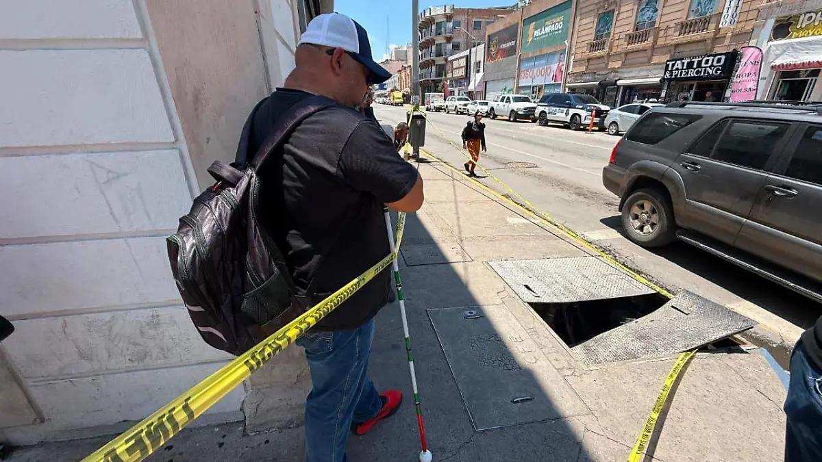 Hombre con discapacidad visual cae en registro (2)