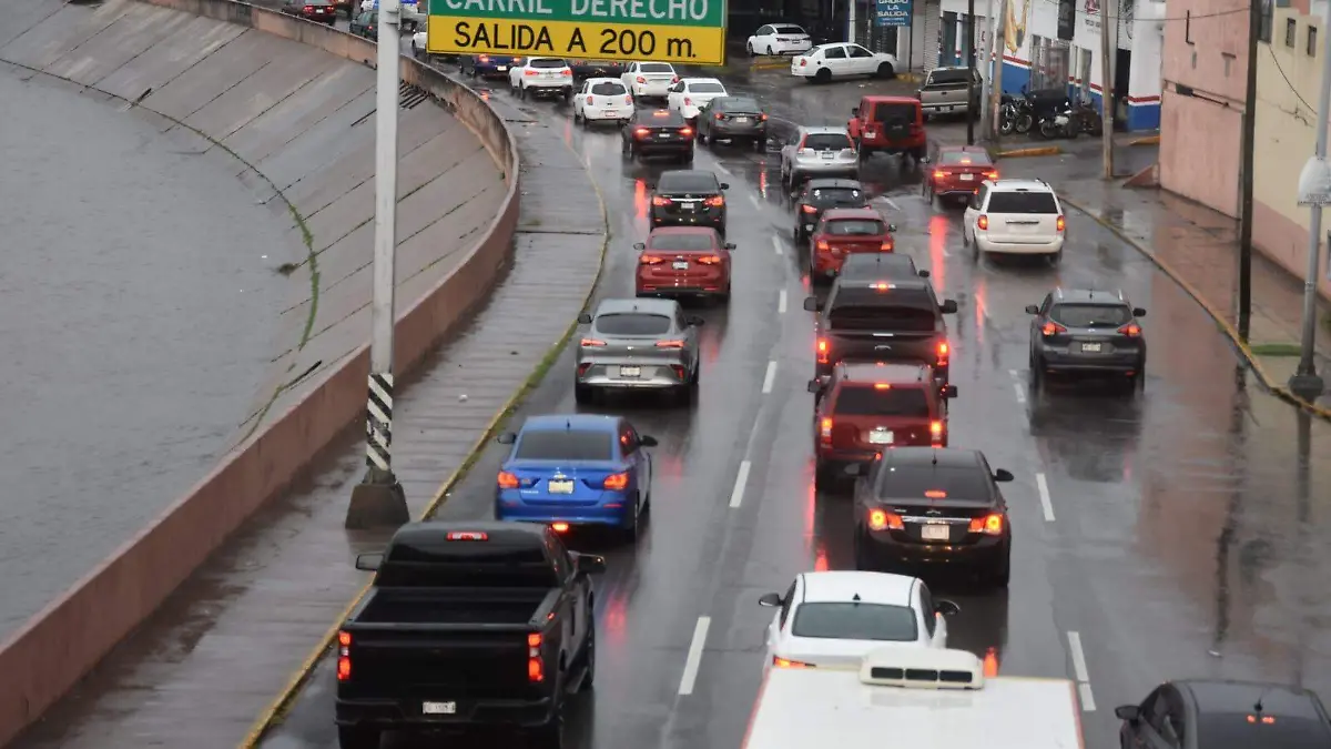 Colapsa tráfico por lluvias (1)