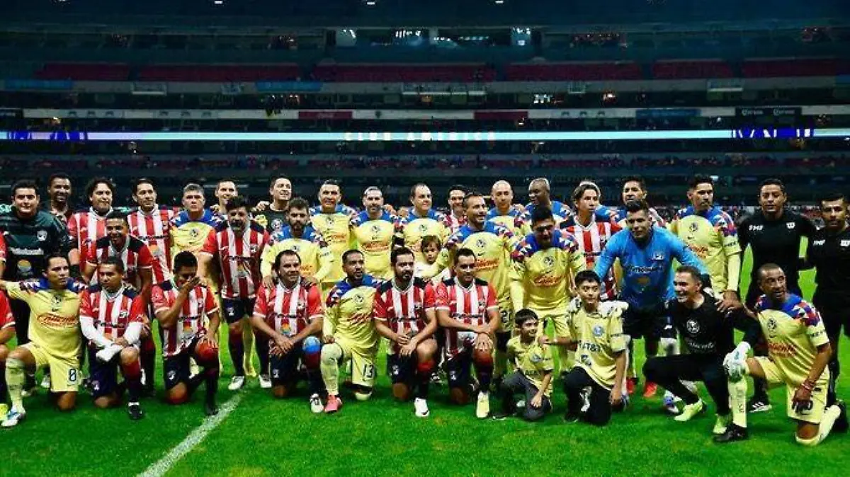 Estamos disfrutando de un gran ambiente familiar. Llegamos al medio tiempo ganando 1-0 leyendas 