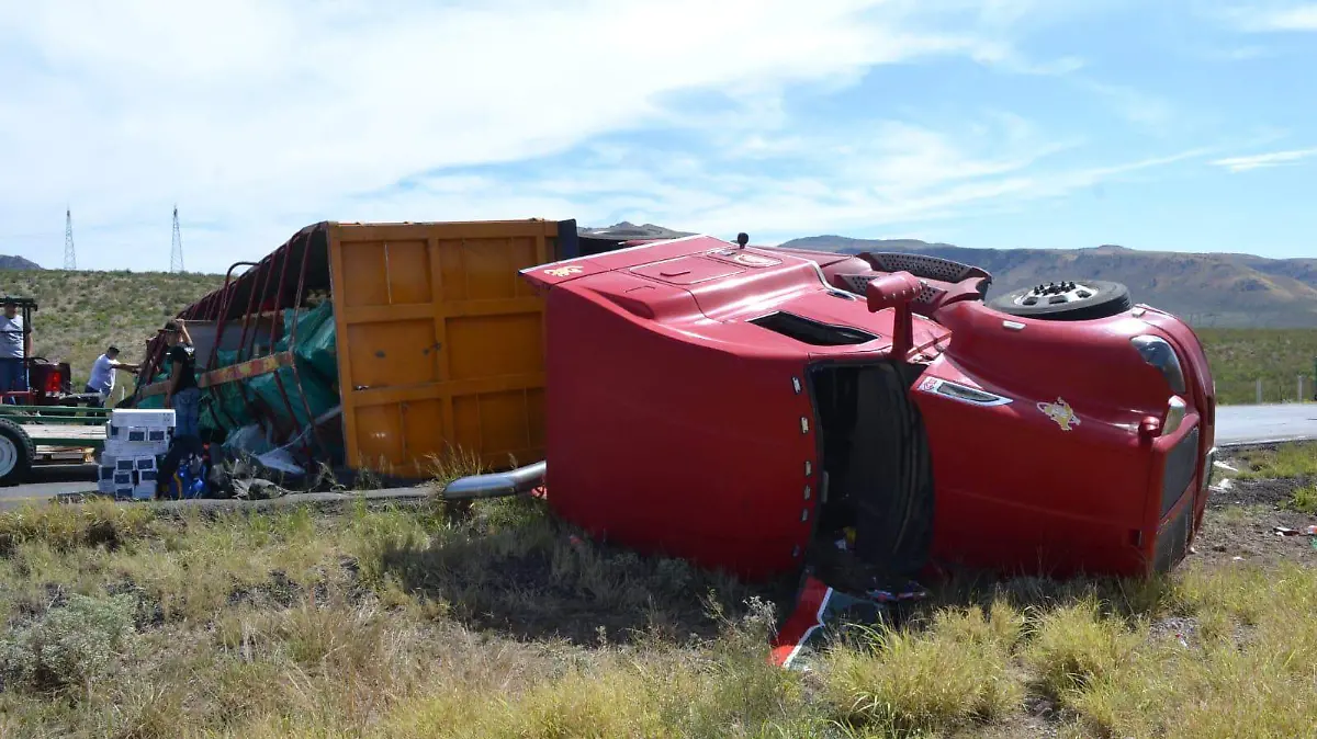 Vuelca tráiler en carretera Delicias (2)