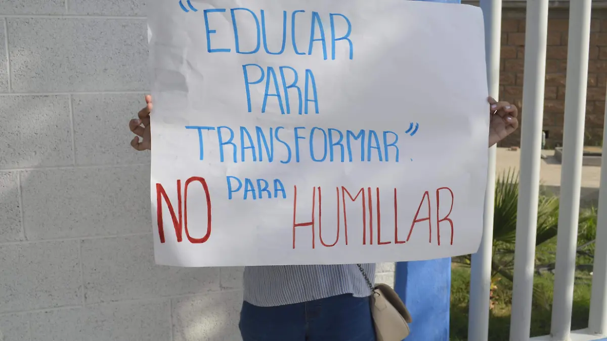Alumna con pancarta