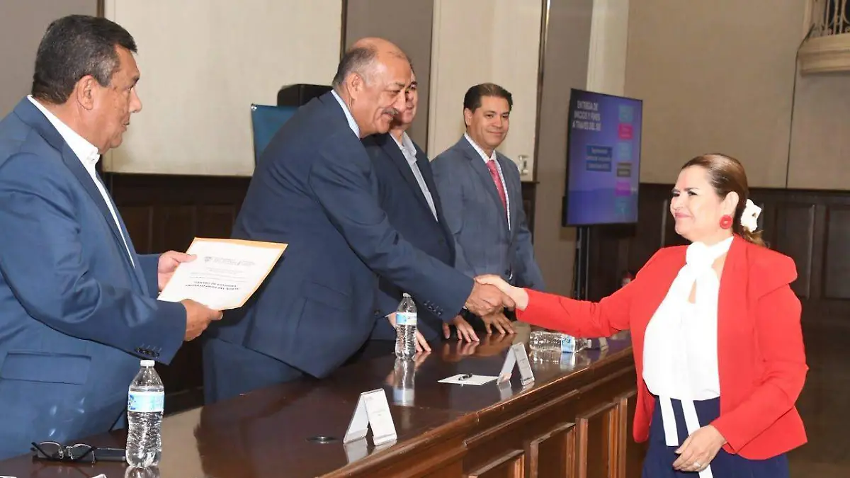 Entrega de Acuerdos de Autorización y Reconocimientos de Validez Oficial de Estudios  (3)