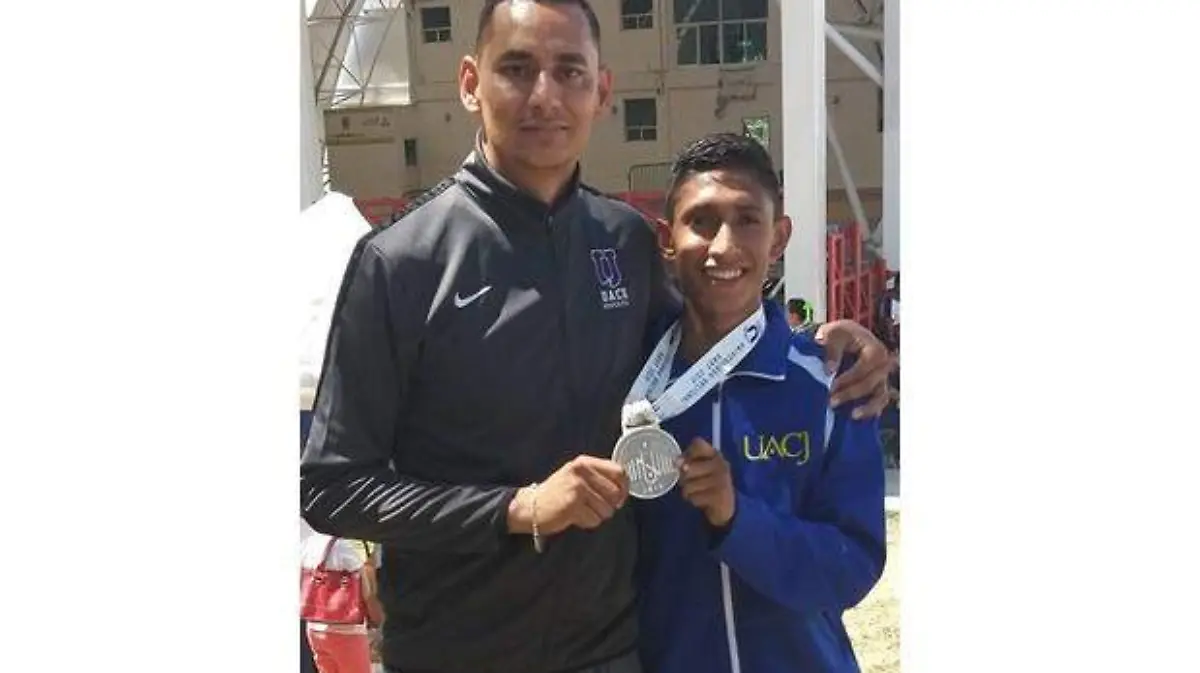 Daniel Reyes muestra su medalla de plata en la UN 2019 6