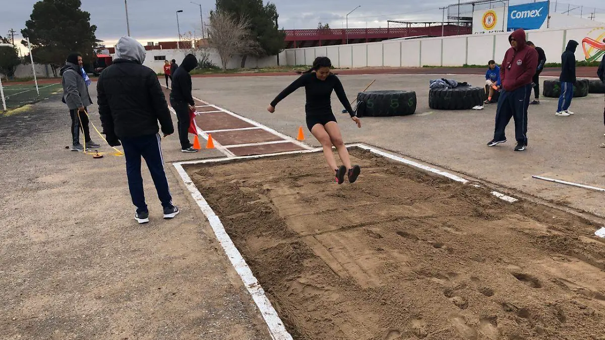 Realizan evento de atletismo alumnos de secundarias