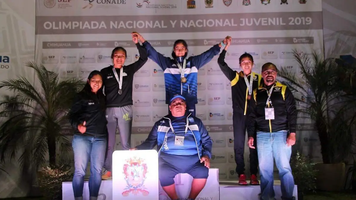 Ivanna tercer lugar, junto a su entrenador David Serna