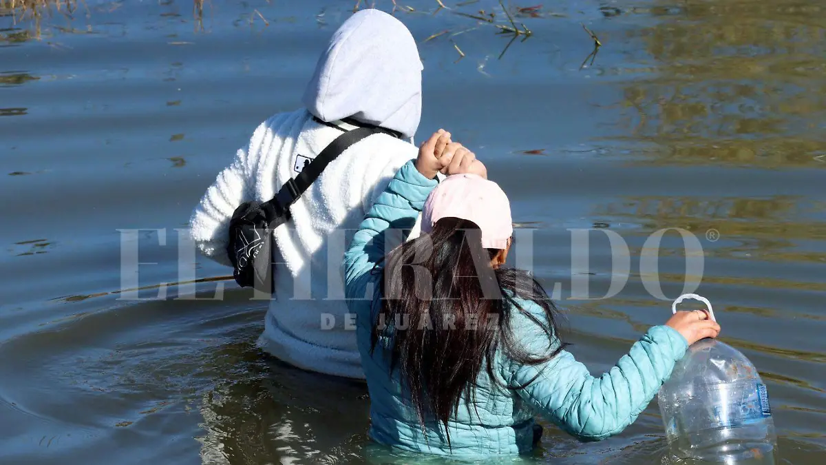 migrantes cruzando la frontera